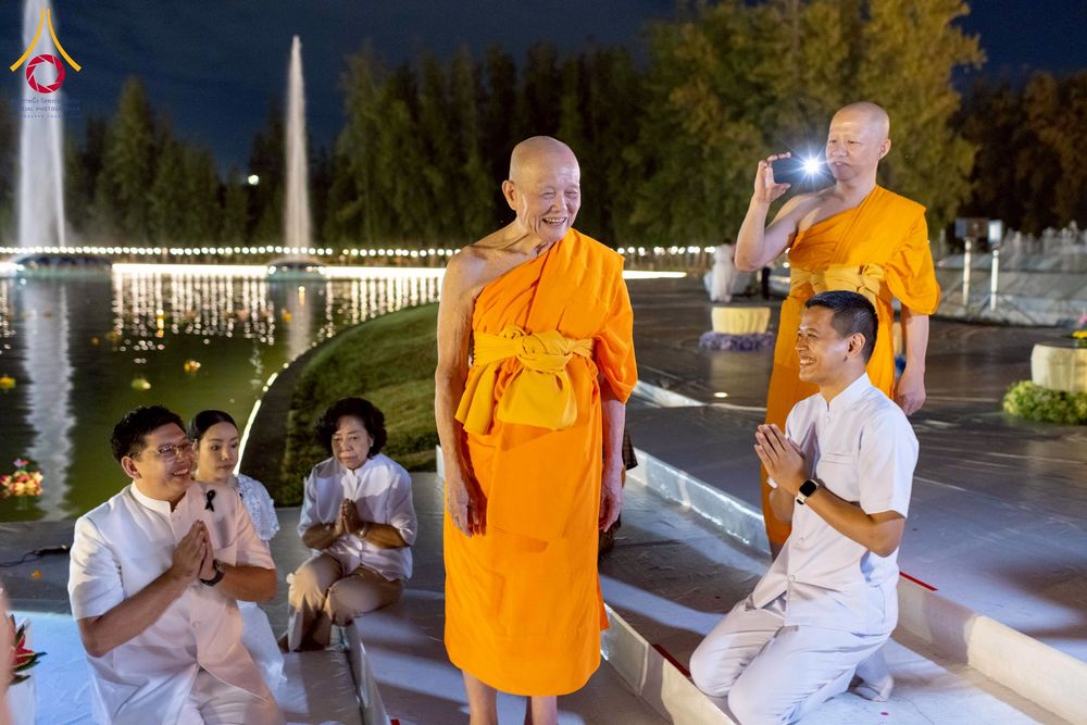 ภาพ No.266424:วันพุธที่ 5 พฤศจิกายน พ.ศ. 2568 (วันพระ ขึ้น 15 ค่ำ เดือน 12) พิธีลอยกระทงธรรม  ณ สระมหาเศรษฐีทะเลบุญ มหาวิหารพระมงคลเทพมุนี วัดพระธรรมกาย จ.ปทุมธานี