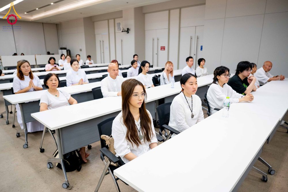 ภาพ No.313110:วันที่ 4 มีนาคม พ.ศ. 2559 หลวงพ่อทัตตชีโว รองเจ้าอาวาสวัดพระธรรมกาย ได้เมตตาถวายการต้อนรับปฏิสันถารพระอาคันตุกะจาก 19 ประเทศ ที่เดินทางมาร่วมงานวันมาฆบูชา ณ วัดพระธรรมกาย