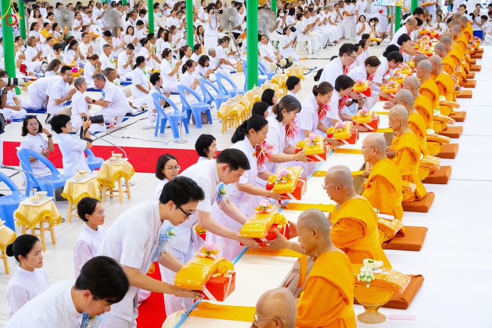 ภาพ No.330831:วันวิสาขบูชา อาทิตย์ที่ 31 พฤษภาคม พ.ศ.2569 พิธีบรรพชาสามเณรอุบาสก 11 ท่าน , พิธีถวายบาตรผ้าไตร และจตุปัจจัยไทยธรรม แด่สามเณร , พิธีอุปสมบทอุทิศชีวิต , พิธีกล่าวคำกัปปิยภัณฑ์  ณ อุโบสถพระไตรปิฎก วัดพระธรรมกาย จังหวัดปทุมธานี