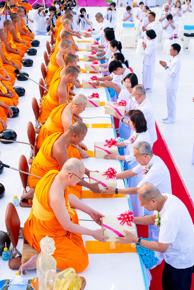 ภาพ No.302540:วันที่ 24 มกราคม พ.ศ. 2569 พิธีตักบาตรพระธรรมยาตรา ณ อนุสรณ์สถานลำดับที่ 5 สถานที่เผยแผ่วิชชาธรรมกายครั้งแรก อนุสรณ์สถานบางปลา วัดบางปลา อำเภอบางเลน จังหวัดนครปฐม ในโครงการธรรมยาตรา กตัญญูบูชา มหาปูชนียาจารย์ พระมงคลเทพมุนี(สด จนฺทสโร) พระผู้ปราบมาร อนุส