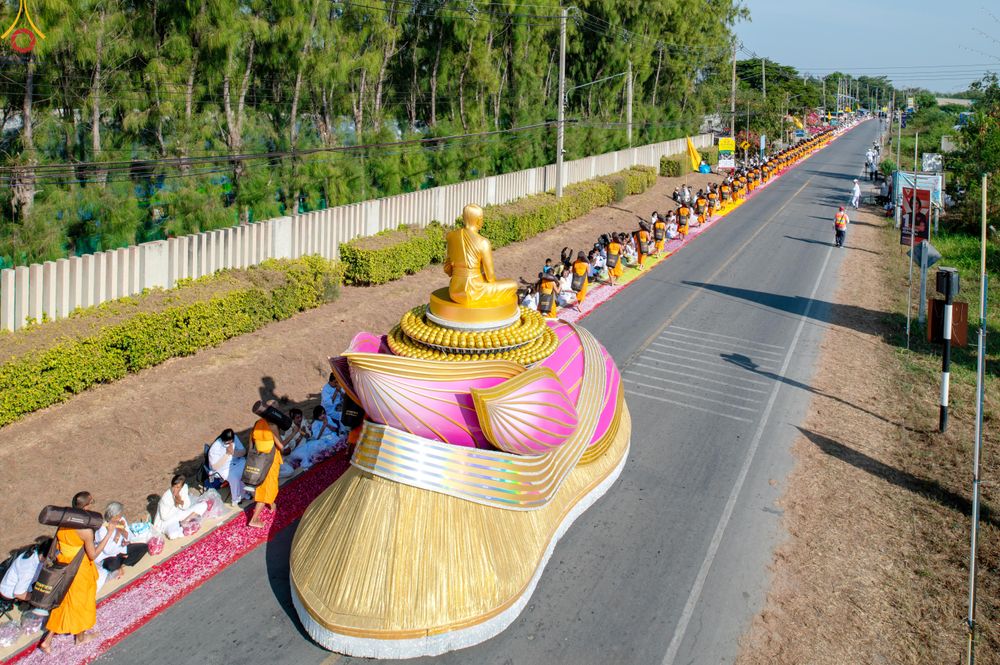 ภาพ No.292832:วันที่ 11 มกราคม พ.ศ. 2569 พิธีต้อนรับพระธรรมยาตรา ณ อนุสรณ์สถานลำดับที่ 3 สถานที่เกิดในเพศสมณะ วัดสองพี่น้อง อำเภอสองพี่น้อง จังหวัดสุพรรณบุรี ในโครงการธรรมยาตรา กตัญญูบูชา มหาปูชนียาจารย์ พระมงคลเทพมุนี(สด จนฺทสโร) พระผู้ปราบมาร อนุสรณ์สถาน 7 แห่ง ปีที