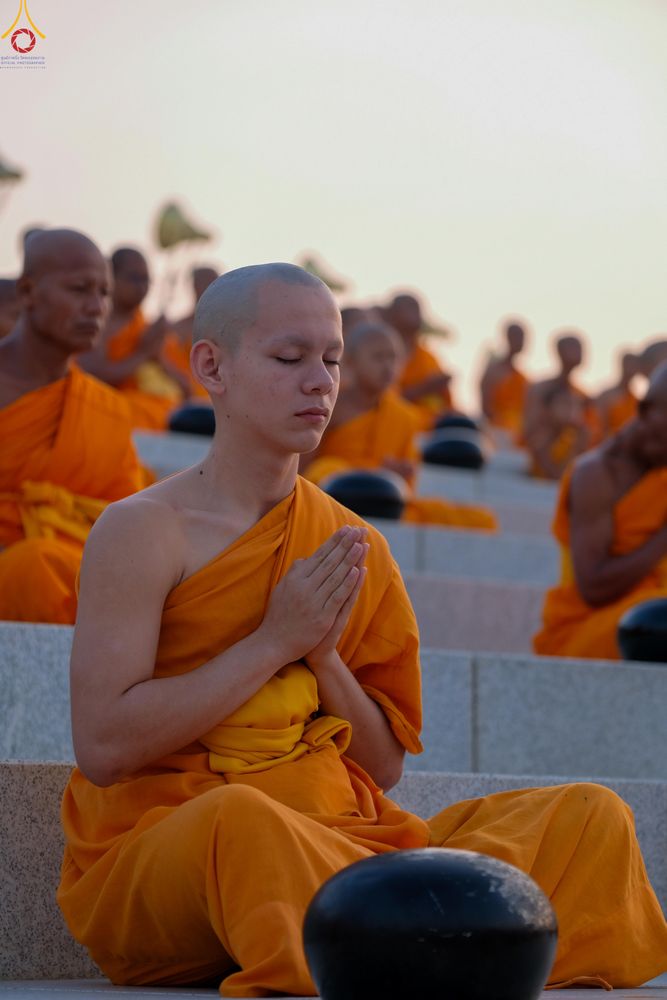 ภาพ No.279719:วันที่ 1 มกราคม พ.ศ.2569 พิธีตักบาตรในวันขึ้นปีใหม่ ณ ลานธรรม วัดพระธรรมกาย