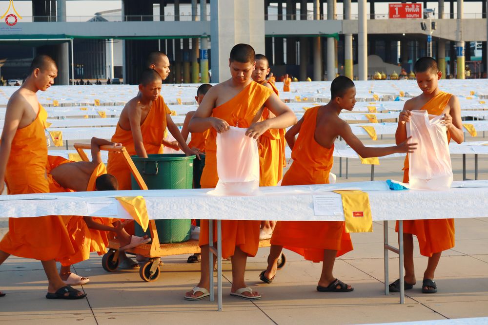 ภาพ No.321524:วันที่ 9-10 เมษายน พ.ศ.2569 การเตรียมงาน มัดถุงน้ำ ถ่วงขาโต๊ะไทยธรรม เพื่องานถวายมหาสังฆทาน 40,000 กว่าวัดทั่วประเทศ วันคุ้มครองโลก 22 เมษายน พ.ศ.2569 วัดพระธรรมกาย