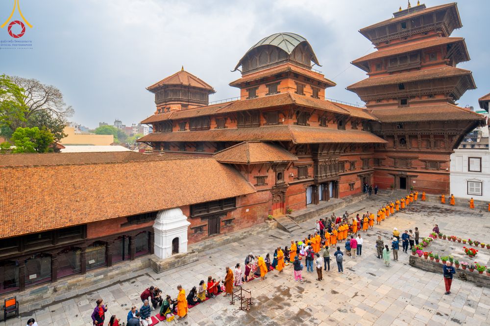 ภาพ No.317193:วันจันทร์ที่ 30 มีนาคม พ.ศ.2569 จาริกบิณฑบาตสยมภูนาทสู่พระราชวังหนุมานโดกา ประเทศเนปาล