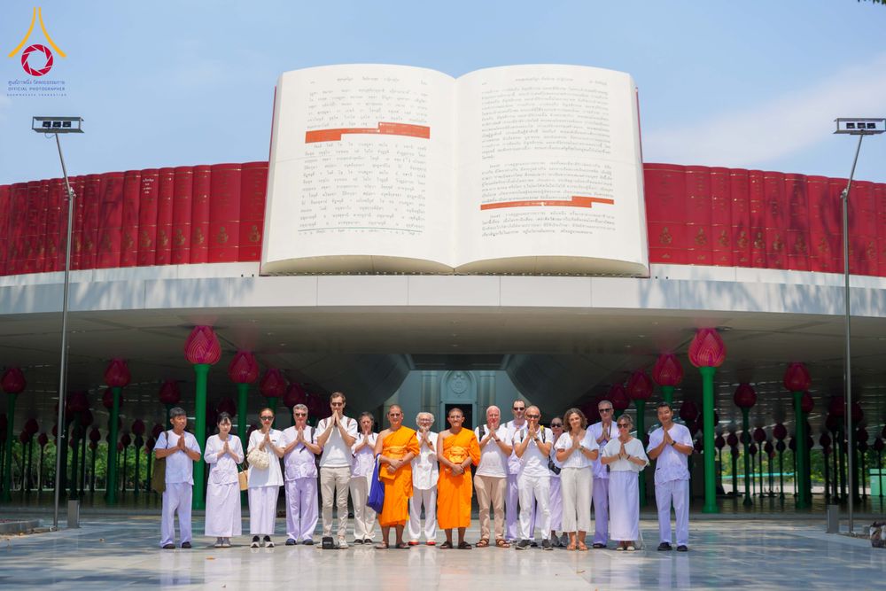 ภาพ No.326808:วันที่ 27-30 เมษายน พ.ศ.2569 ต้อนรับชาวต่างชาติจากประเทศมาเลเซีย ฝรั่งเศส เมียนมาร์ และศรีลังกา  เยี่ยมชมวัดพระธรรมกาย