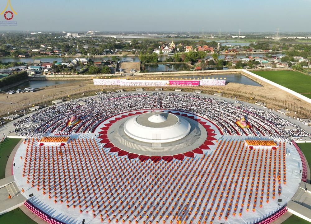 ภาพ No.74774:พิธีตักบาตรพระธรรมยาตราฯ ในโครงการธรรมยาตรากตัญญูบูชา มหาปูชนียาจารย์ พระมงคลเทพมุนี(สด จนฺทสโร) พระผู้ปราบมาร ปีที่ 11 ณ อนุสรณ์สถานลำดับที่ 5 สถานที่เผยแผ่วิชชาธรรมกายครั้งแรก อนุสรณ์สถานบางปลา วัดบางปลา อ.บางเลน จ.นครปฐม วันที่ 29 มกราคม พ.ศ. 2566