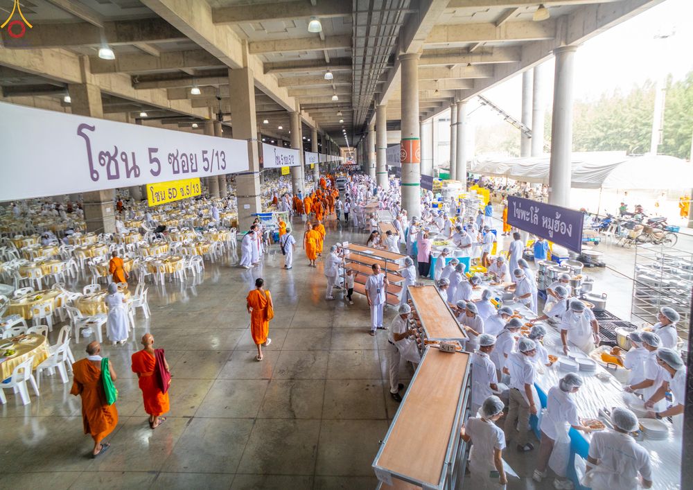 ภาพ No.323750:วันที่ 22 เมษายน พ.ศ.2569(วันคุ้มครองโลก) งานถวายมหาสังฆทาน 40,000 กว่าวัดทั่วประเทศ คณะสงฆ์ฉันภัตตาหารเพล