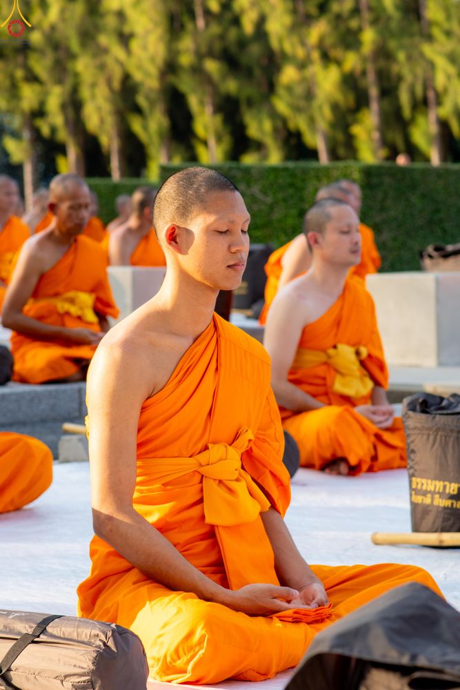 ภาพ No.281602:วันที่ 24 ธันวาคม พ.ศ.2568 พระธรรมยาตรา ปฏิบัติธรรม และถ่ายภาพหมู่ประวัติศาสตร์ ณ ลานหน้ามหาวิหารพระมงคลเทพมุนีฯ วัดพระธรรมกาย