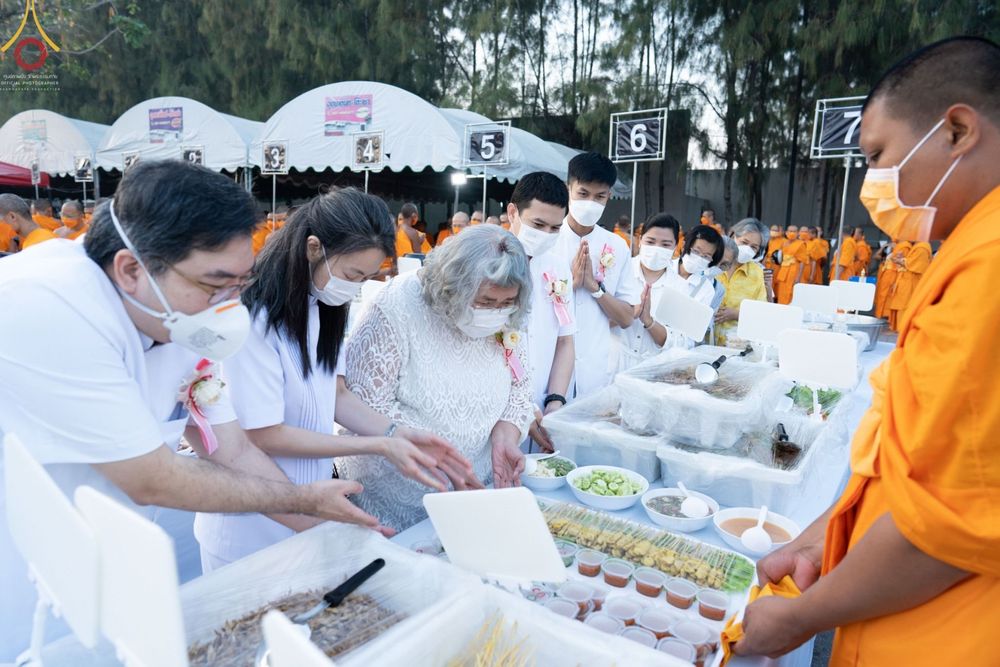 ภาพ No.71484:พิธีถวายภัตตาหารเป็นสังฆทาน แด่คณะพระธรรมยาตราฯ ในโครงการธรรมยาตรากตัญญูบูชา มหาปูชนียาจารย์ พระมงคลเทพมุนี(สด จนฺทสโร) พระผู้ปราบมาร อนุสรณ์สถาน 7 แห่ง ปีที่ 11 วันที่ 16 มกราคม พ.ศ. 2566