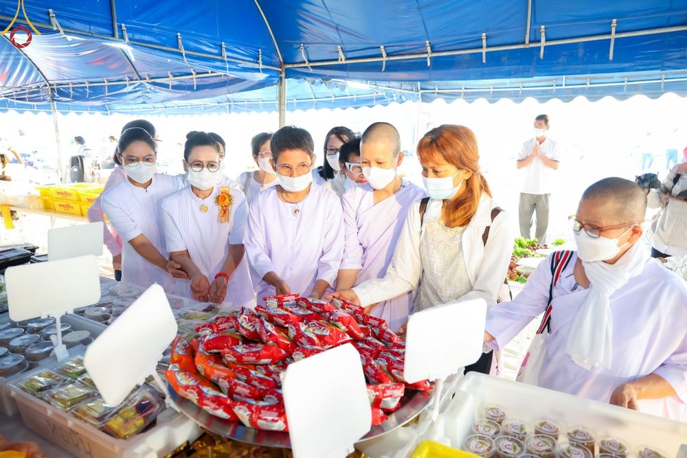 ภาพ No.74428:พิธีถวายภัตตาหารเป็นสังฆทาน แด่คณะพระธรรมยาตราฯ ในโครงการธรรมยาตรากตัญญูบูชา มหาปูชนียาจารย์ พระมงคลเทพมุนี(สด จนฺทสโร) พระผู้ปราบมาร อนุสรณ์สถาน 7 แห่ง ปีที่ 11 วันที่ 26 มกราคม พ.ศ. 2566