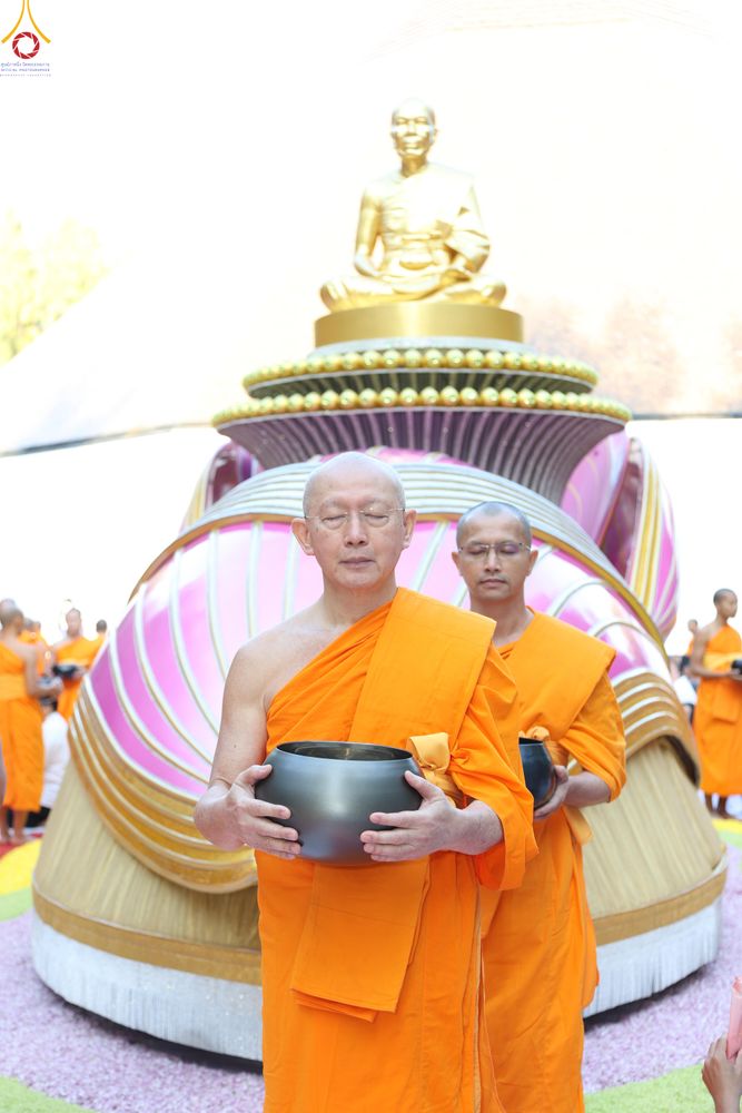 ภาพ No.289362:วันที่ 7 มกราคม พ.ศ. 2569 พิธีตักบาตรพระธรรมยาตรา ณ อนุสรณ์สถานลำดับที่ 1 สถานที่เกิดด้วยรูปกายเนื้อ อนุสรณ์สถานมหาวิหารพระมงคลเทพมุนี (โลตัสแลนด์) อ.สองพี่น้อง จ.สุพรรณบุรี ในโครงการธรรมยาตรา กตัญญูบูชา มหาปูชนียาจารย์ พระมงคลเทพมุนี(สด จนฺทสโร) พระผู้ป