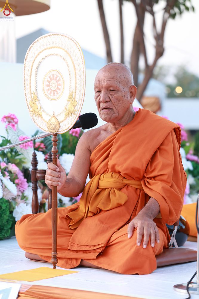 ภาพ No.284195:วันเสาร์ที่ 20 ธันวาคม พ.ศ.2568  พิธีตักบาตรพระ 10,000 รูป เนื่องในโอกาส 194 ปี จังหวัดกาญจนบุรี และอุทิศส่วนกุศลให้แด่บรรพชนทั้งหลาย บริเวณถนนสองแคว (Skywalk) เมืองกาญจนบุรี