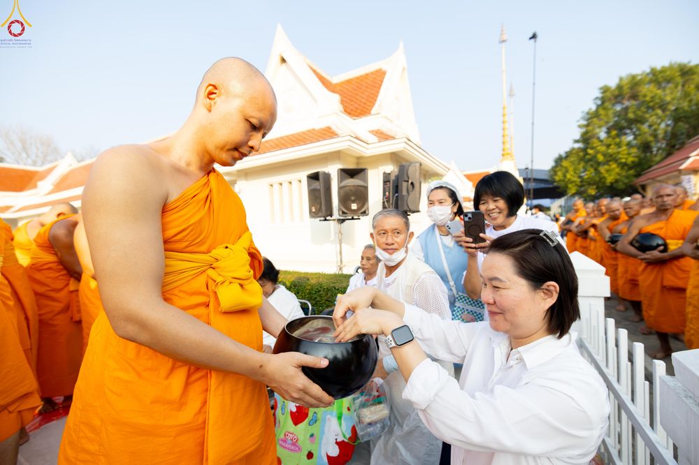 ภาพ No.297671:วันที่ 18 มกราคม พ.ศ. 2569 พิธีตักบาตรพระธรรมยาตรา ณ วัดโบสถ์บน ต.บางคูเวียง จ.นนทบุรี อนุสรณ์สถานลำดับที่ 4 สถานที่เกิดด้วยกายธรรม ในโครงการธรรมยาตรา กตัญญูบูชา มหาปูชนียาจารย์ พระมงคลเทพมุนี(สด จนฺทสโร) พระผู้ปราบมาร อนุสรณ์สถาน 7 แห่ง ปีที่ 14