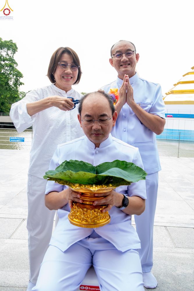 ภาพ No.330198:วันที่ 30 พฤษภาคม พ.ศ.2569 พิธีตัดปอยผมและปลงผม อุบาสกอุปสมบทอุทิศชีวิต 11 ท่าน ณ โบสถ์พระไตรปิฎก วัดพระธรรมกาย จังหวัดปทุมธานี