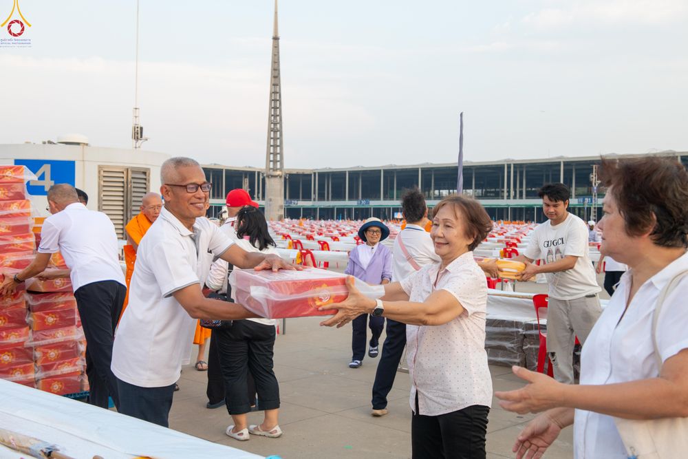 ภาพ No.322608:วันที่ 17 เมษายน พ.ศ.2569 การเรียงกล่องไทยธรรม เรียงน้ำดื่ม เรียงร่ม ณ ลานธรรมพระมหาธรรมกายเจดีย์ เพื่องานถวายมหาสังฆทาน 40,000 กว่าวัดทั่วประเทศ วันคุ้มครองโลก 22 เมษายน พ.ศ.2569 วัดพระธรรมกาย