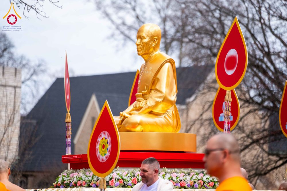 ภาพ No.319074:วันที่ 29 มีนาคม พ.ศ.2569 พิธีอัญเชิญรูปหล่อพระมงคลเทพมุนี (สด จนฺทสโร) ประดิษฐาน ณ ห้องปฏิบัติธรรม “มงคลรัตนโชติ”  วัดพระธรรมกายชิคาโก ประเทศสหรัฐอเมริกา