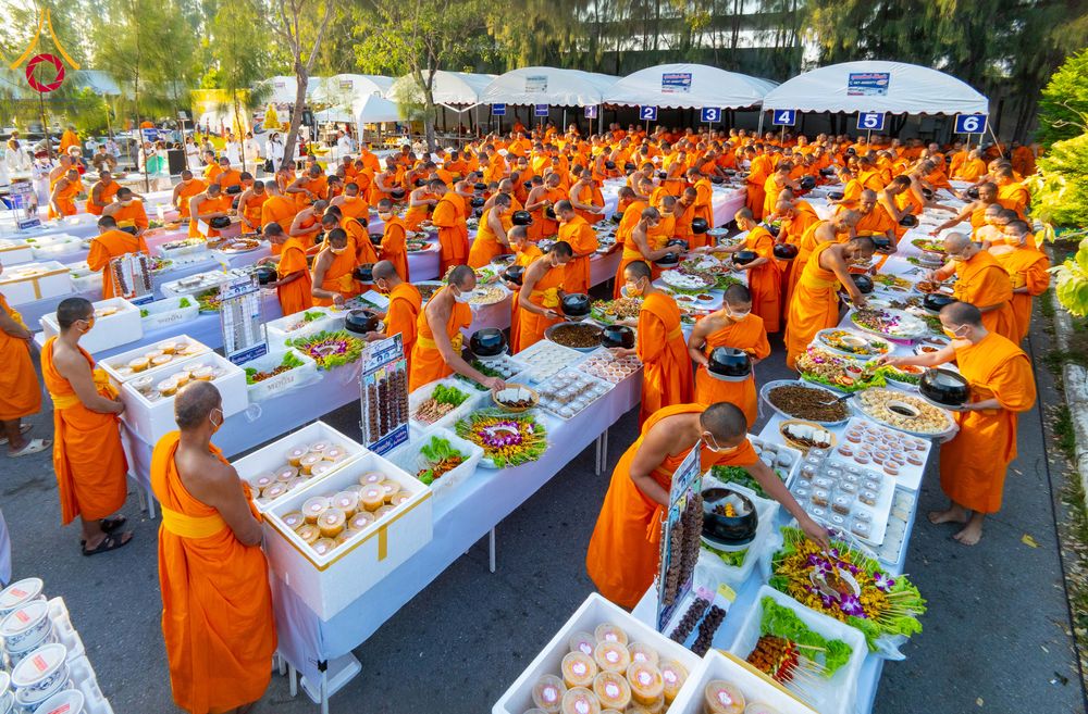 ภาพ No.293588:วันที่ 13 มกราคม พ.ศ. 2569 พิธีถวายภัตตาหารเป็นสังฆทาน แด่พระธรรมยาตรา ณ อนุสรณ์สถานมหาวิหารพระมงคลเทพมุนี (โลตัสแลนด์) อ.สองพี่น้อง จ.สุพรรณบุรี ในโครงการธรรมยาตรา กตัญญูบูชา มหาปูชนียาจารย์ พระมงคลเทพมุนี(สด จนฺทสโร) พระผู้ปราบมาร อนุสรณ์สถาน 7 แห่ง ปี