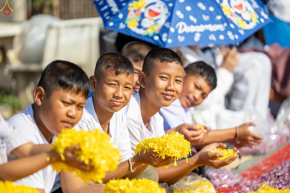 ภาพ No.292751:วันที่ 11 มกราคม พ.ศ. 2569 พิธีต้อนรับพระธรรมยาตรา ณ อนุสรณ์สถานลำดับที่ 3 สถานที่เกิดในเพศสมณะ วัดสองพี่น้อง อำเภอสองพี่น้อง จังหวัดสุพรรณบุรี ในโครงการธรรมยาตรา กตัญญูบูชา มหาปูชนียาจารย์ พระมงคลเทพมุนี(สด จนฺทสโร) พระผู้ปราบมาร อนุสรณ์สถาน 7 แห่ง ปีที