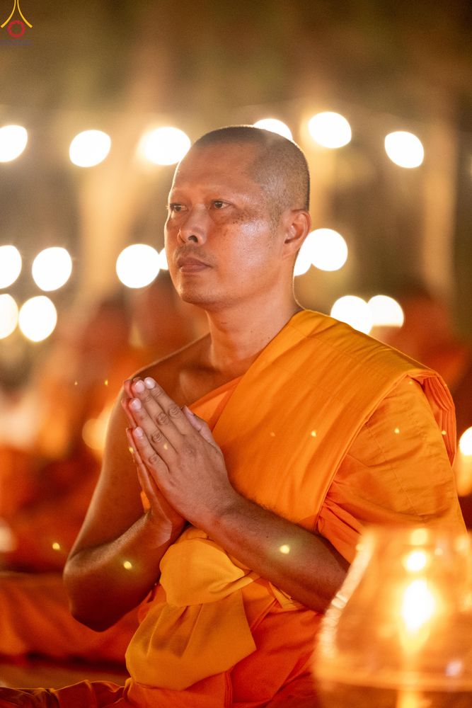 ภาพ No.290222:วันที่ 6 มกราคม พ.ศ. 2569 พิธีจุดประทีปถวายเป็นพุทธบูชา และบูชาธรรมมหาปูชนียาจารย์ (ภาพชุดที่ 2) ณ อนุสรณ์สถานมหาวิหารพระมงคลเทพมุนี (โลตัสแลนด์) อ.สองพี่น้อง จ.สุพรรณบุรี ในโครงการธรรมยาตรา กตัญญูบูชา มหาปูชนียาจารย์ พระมงคลเทพมุนี(สด จนฺทสโร) พระผู้ปรา