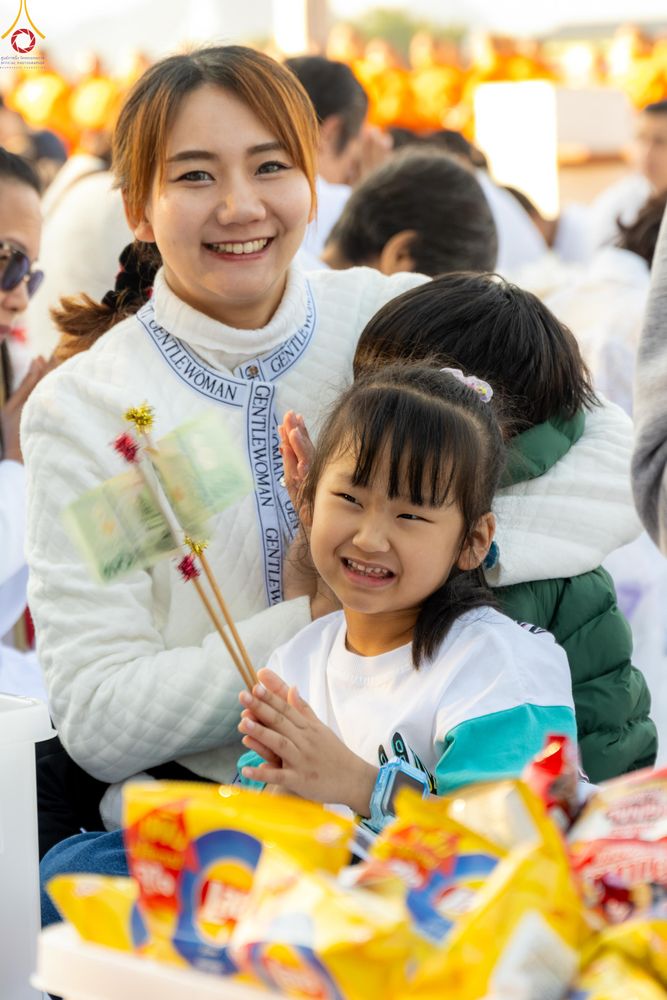 ภาพ No.282668:วันเสาร์ที่ 20 ธันวาคม พ.ศ.2568 พิธีตักบาตรพระ 10,000 รูป (ชุด 2) เนื่องในโอกาส 194 ปี จังหวัดกาญจนบุรี และอุทิศส่วนกุศลให้แด่บรรพชนทั้งหลาย บริเวณถนนสองแคว (Skywalk) เมืองกาญจนบุรี