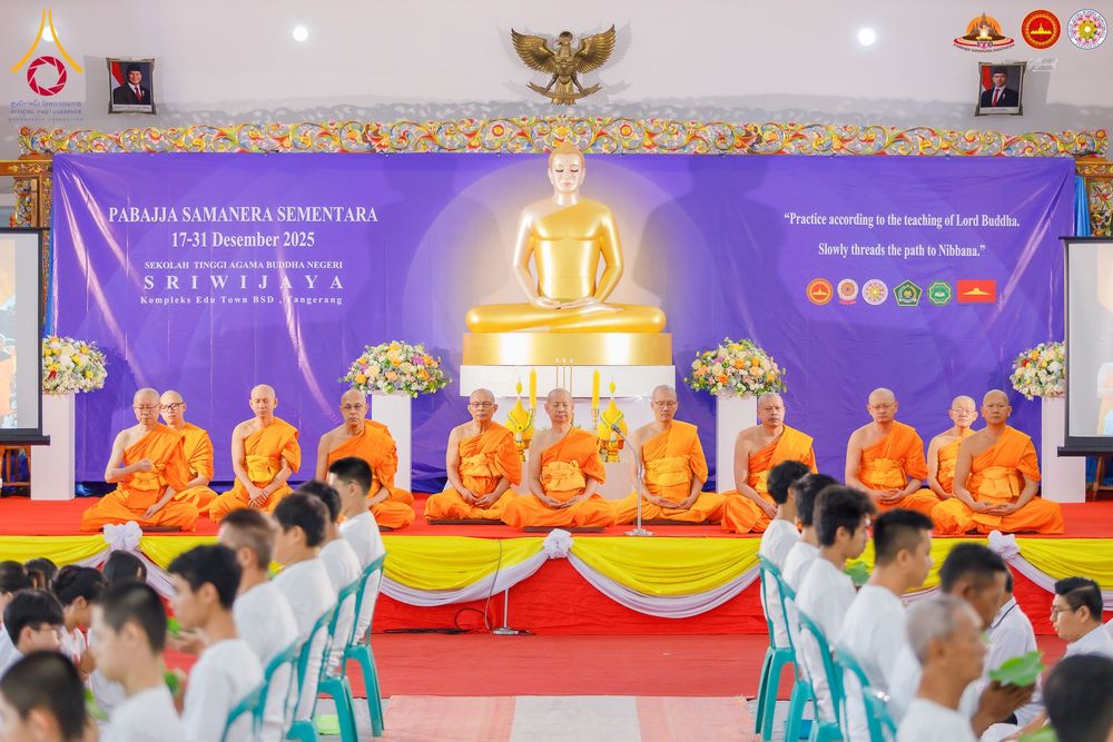 ภาพ No.284455:วันพุธที่ 17  ธันวาคม พ.ศ.2568  พิธีปลงผมนาคธรรมทายาท  โครงการบรรพชาสามเณรและบวชอุบาสิกาแก้ว  ณ วิทยาลัยศรีวิจายา (Sekolah Tinggi Agama Buddha Negeri Sriwijaya) เมืองตังเกอรัง จังหวัดบันเตน ประเทศอินโดนีเซีย