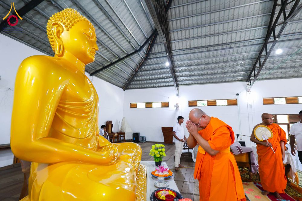 ภาพ No.317809:วันที่ 1 เมษายน พ.ศ. 2569 พิธีสวดธัมมจักกัปปวัตตนสูตรนานาชาติ ในวันพระใหญ่ ขึ้น 15 ค่ำ เดือน 5 (Poya Day)  ณ ศรีธรรมนันทะปิริเวนะ เเละ  วัดวิมลวิหาร นาวละ ประเทศศรีลังกา