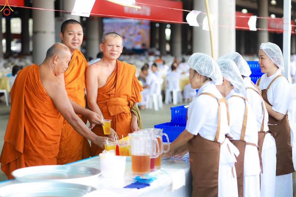 ภาพ No.325947:วันที่ 22 เมษายน พ.ศ.2569(วันคุ้มครองโลก) งานถวายมหาสังฆทาน 40,000 กว่าวัดทั่วประเทศ เจ้าหน้าที่ สาธุชน ร่วมใจจัดเตรียมภัตตาหารเพล (ชุด 2)