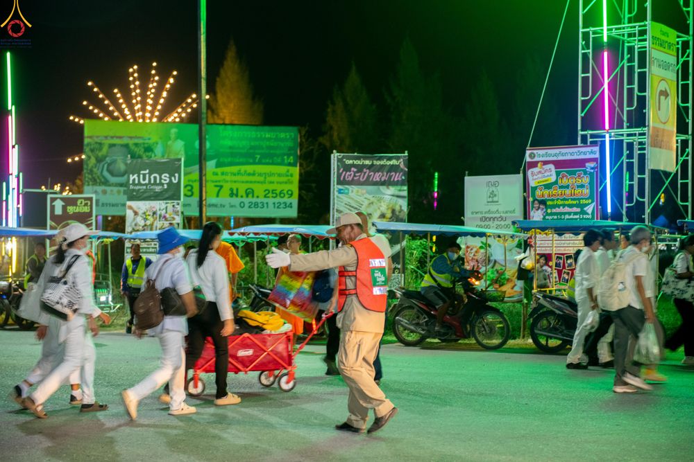 ภาพ No.301584:ภาพเบื้องหลังอาสาสมัครรวมใจ ชุดที่ 4 ในโครงการธรรมยาตรา กตัญญูบูชา มหาปูชนียาจารย์ พระมงคลเทพมุนี(สด จนฺทสโร) พระผู้ปราบมาร อนุสรณ์สถาน 7 แห่ง ปีที่ 14