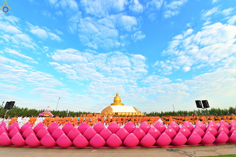 ภาพ No.302594:วันที่ 24 มกราคม พ.ศ. 2569 พิธีตักบาตรพระธรรมยาตรา(ภาพชุดที่ 2) ณ อนุสรณ์สถานลำดับที่ 5 สถานที่เผยแผ่วิชชาธรรมกายครั้งแรก อนุสรณ์สถานบางปลา วัดบางปลา อำเภอบางเลน จังหวัดนครปฐม ในโครงการธรรมยาตรา กตัญญูบูชา มหาปูชนียาจารย์ พระมงคลเทพมุนี(สด จนฺทสโร) พระผู