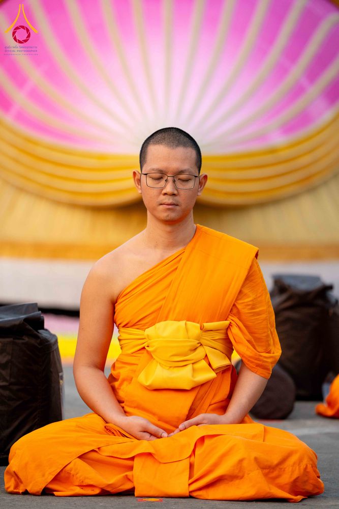 ภาพ No.297329:วันที่ 15 มกราคม พ.ศ.2569 พระธรรมยาตราปฏิบัติธรรมและถ่ายภาพหมู่ประวัติศาสตร์ อนุสรณ์สถานลำดับที่ 4 สถานที่เกิดด้วยกายธรรม  ณ วัดโบสถ์บน ต.บางคูเวียง จ.นนทบุรี ในโครงการธรรมยาตรา กตัญญูบูชา มหาปูชนียาจารย์ พระมงคลเทพมุนี(สด จนฺทสโร) พระผู้ปราบมาร อนุสรณ์ส