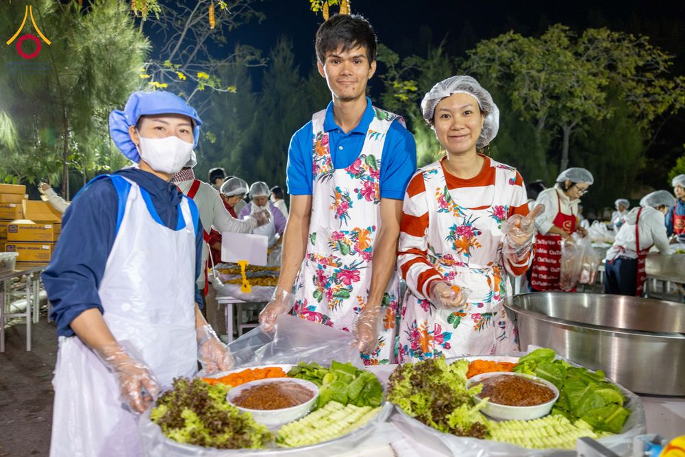 ภาพ No.293431:วันที่ 13 มกราคม พ.ศ. 2569 พิธีถวายภัตตาหารเป็นสังฆทาน แด่พระธรรมยาตรา ณ อนุสรณ์สถานมหาวิหารพระมงคลเทพมุนี (โลตัสแลนด์) อ.สองพี่น้อง จ.สุพรรณบุรี ในโครงการธรรมยาตรา กตัญญูบูชา มหาปูชนียาจารย์ พระมงคลเทพมุนี(สด จนฺทสโร) พระผู้ปราบมาร อนุสรณ์สถาน 7 แห่ง ปี