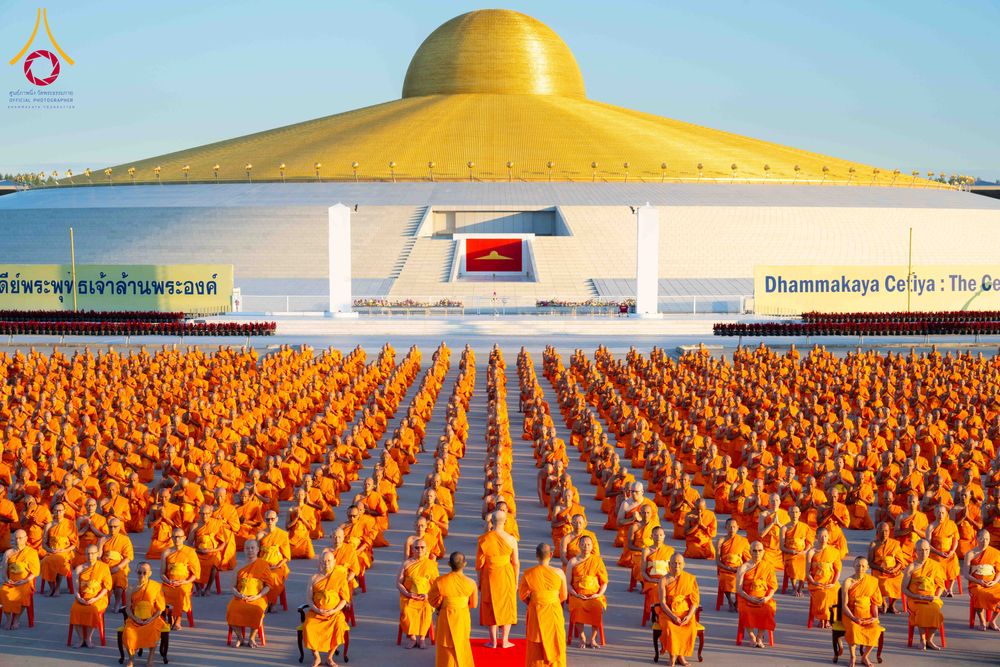 ภาพ No.285267:วันจันทร์ที่ 15 ธันวาคม พ.ศ.2568  บันทึกภาพหมู่ประวัติศาสตร์ โครงการบรรพชาอุปสมบทหมู่  รุ่นบูชาธรรมมหาปูชนียาจารย์ ประจำปี 2568 ณ ลานธรรมมหาธรรมกายเจดีย์ วัดพระธรรมกาย