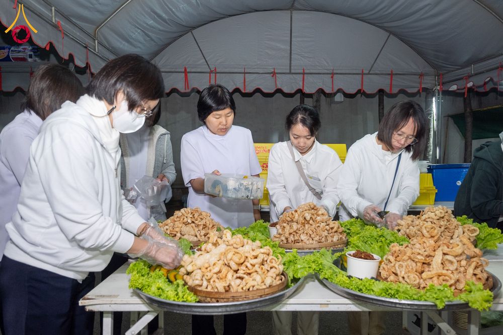 ภาพ No.292536:วันที่ 12 มกราคม พ.ศ. 2569 พิธีถวายภัตตาหารเป็นสังฆทาน แด่พระธรรมยาตรา ณ อนุสรณ์สถานมหาวิหารพระมงคลเทพมุนี (โลตัสแลนด์) อ.สองพี่น้อง จ.สุพรรณบุรี ในโครงการธรรมยาตรา กตัญญูบูชา มหาปูชนียาจารย์ พระมงคลเทพมุนี(สด จนฺทสโร) พระผู้ปราบมาร อนุสรณ์สถาน 7 แห่ง ปี