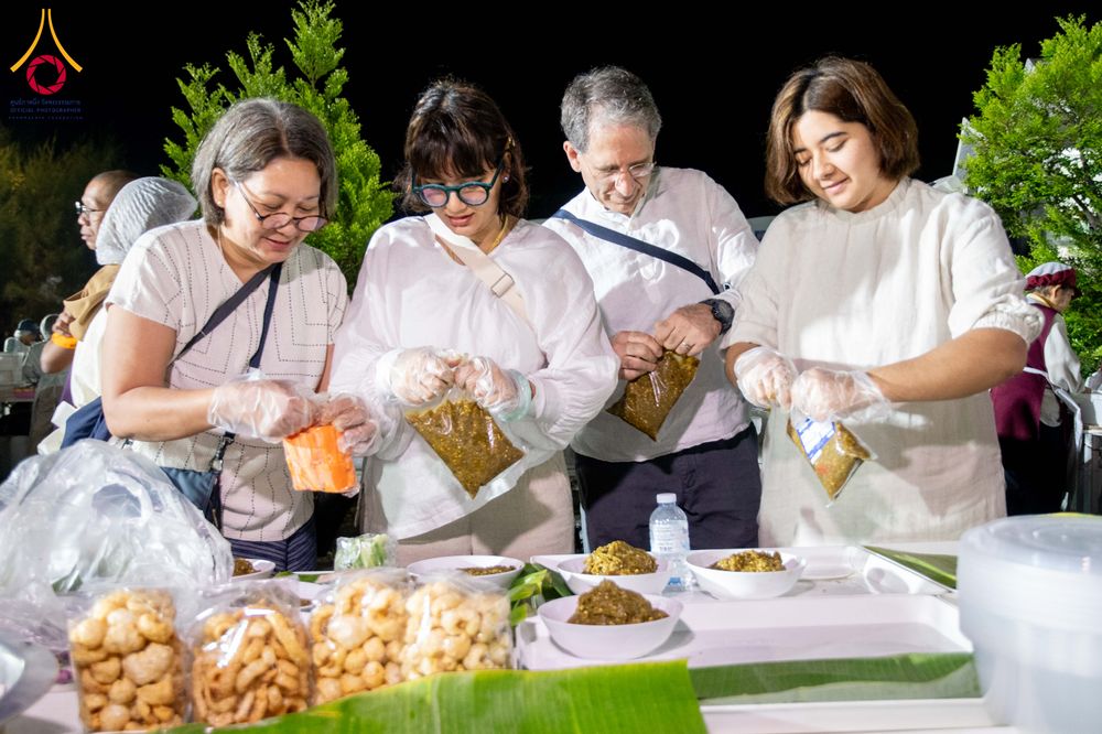 ภาพ No.288236:วันที่ 5 มกราคม พ.ศ. 2569 พิธีถวายภัตตาหารเป็นสังฆทาน แด่พระธรรมยาตรา ในโครงการธรรมยาตรา กตัญญูบูชา มหาปูชนียาจารย์ พระมงคลเทพมุนี(สด จนฺทสโร) พระผู้ปราบมาร อนุสรณ์สถาน 7 แห่ง ปีที่ 14 ณ อนุสรณ์สถานมหาวิหารพระมงคลเทพมุนี (โลตัสแลนด์) อ.สองพี่น้อง จ.สุพรร