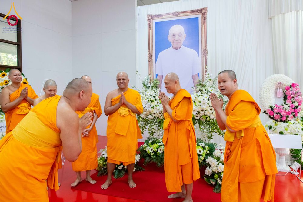 ภาพ No.314402:วันพฤหัสบดีที่ 19 มีนาคม พ.ศ. 2569 พิธีบำเพ็ญกุศล คุณพ่อณรงค์ จินตมากุล โยมบิดา พระครูปลัดรัตนวีรวัฒน์ (รังสฤษดิ์ อิทฺธิจินตโก) ที่ปรึกษาเจ้าคณะจังหวัดปทุมธานี เจ้าอาวาสวัดพระธรรมกาย  ณ ห้องปลูกศรัทธา 2 วัดพระธรรมกาย ปทุมธานี