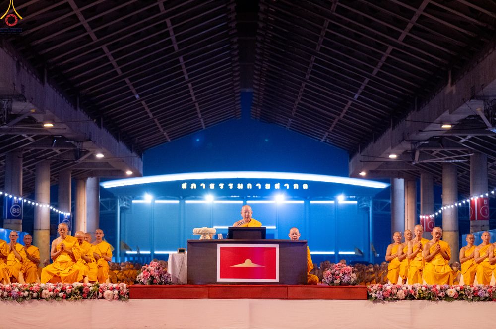 ภาพ No.280428:วันที่ 31 ธันวาคม พ.ศ.2568 -วันที่ 1 มกราคม พ.ศ.2569 พิธีฉลองชัยสวดมนต์บทธัมมจักกับปปวัตนสูตร ครบ 8,000,000,000 จบ , พิธีสวดมนต์ข้ามปี ณ วัดพระธรรมกาย