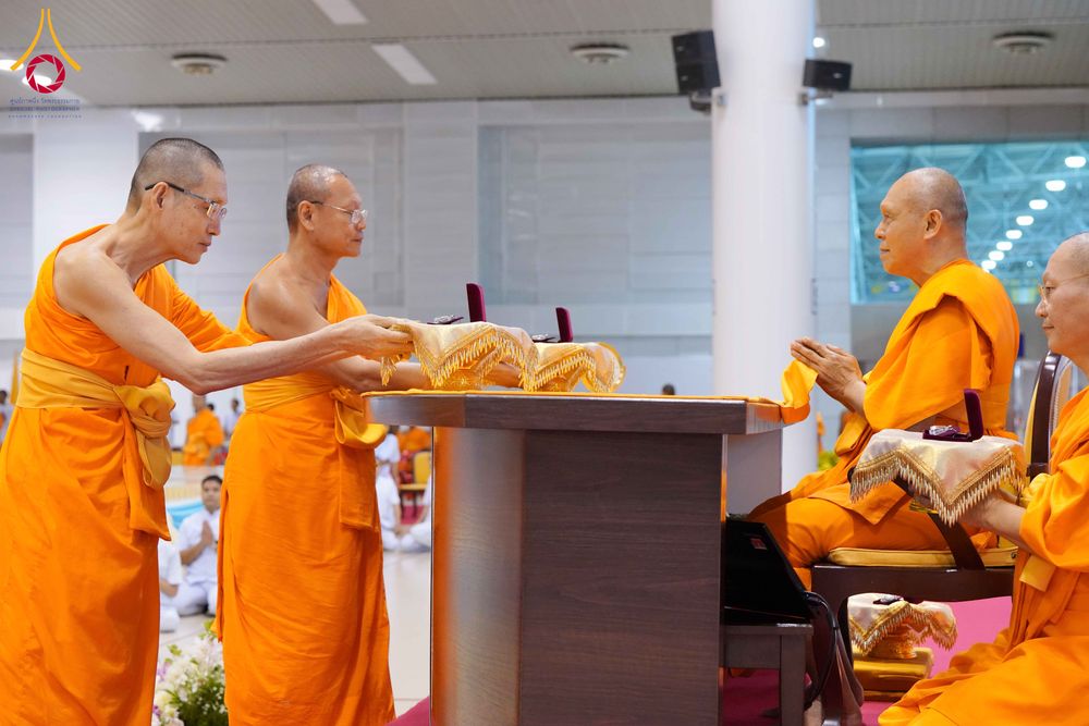 ภาพ No.337981:วันอาทิตย์ต้นเดือน 5 กรกฎาคม พ.ศ.2569 สัมมนาพิเศษ พิธีมอบพระของขวัญ ณ ห้องแก้วสารพัด1 วัดพระธรรมกาย