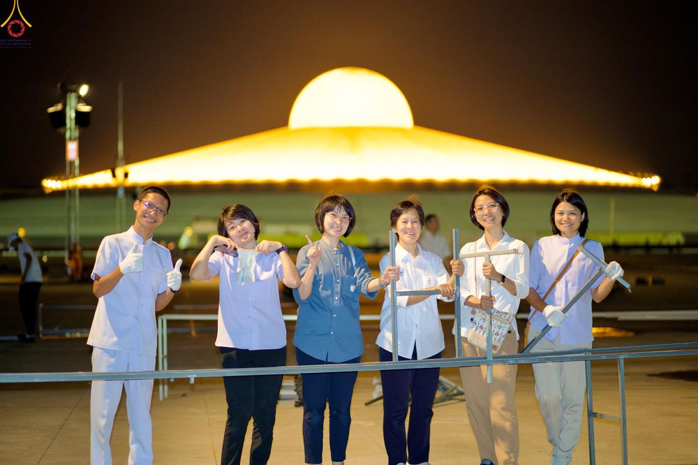 ภาพ No.326952:วันที่ 1 พฤษภาคม พ.ศ.2569 พระภิกษุ สามเณร เจ้าหน้าที่ สาธุชน ร่วมกันเก็บงาน ณ ลานธรรม วัดพระธรรมกาย