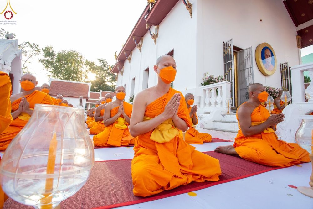 ภาพ No.73384:พิธีจุดประทีปถวายเป็นพุทธบูชา และบูชาธรรมมหาปูชนียาจารย์ ในโครงการธรรมยาตรากตัญญูบูชา มหาปูชนียาจารย์ พระมงคลเทพมุนี(สด จนฺทสโร) พระผู้ปราบมาร ปีที่ 11 ณ อนุสรณ์สถานลำดับที่ 4 สถานที่เกิดด้วยกายธรรม วัดโบสถ์ (บน) บางคูเวียง อ.บางกรวย จ.นนทบุรี วันที่ 21 