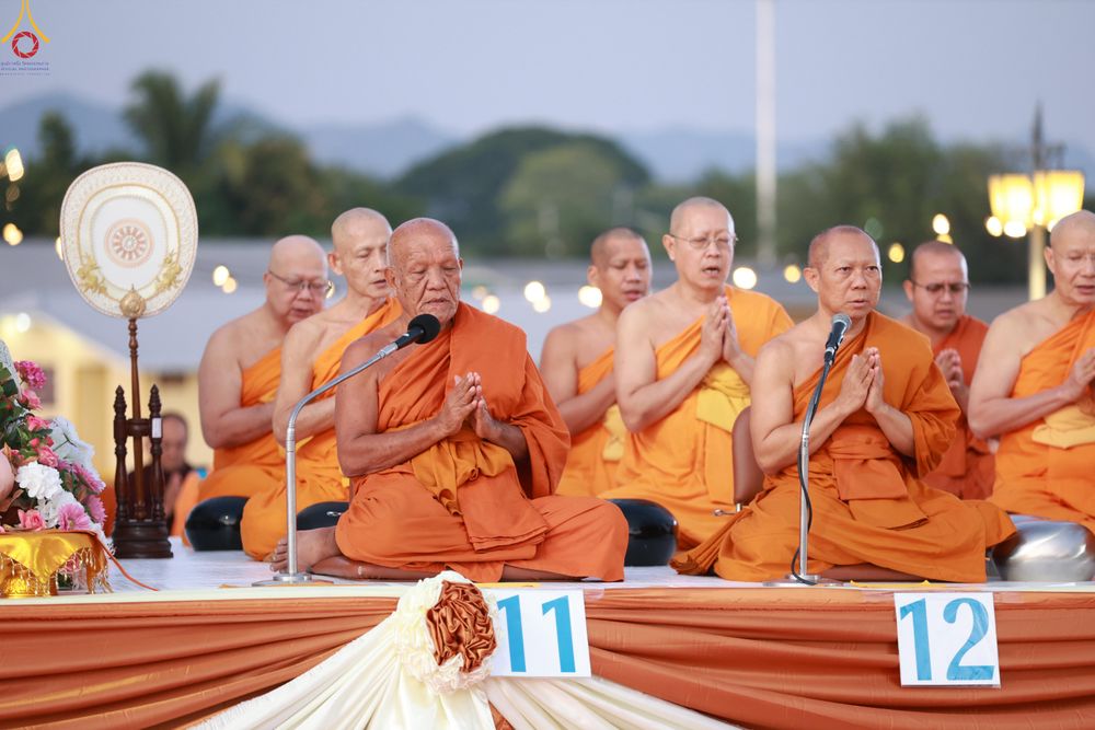 ภาพ No.284149:วันเสาร์ที่ 20 ธันวาคม พ.ศ.2568  พิธีตักบาตรพระ 10,000 รูป เนื่องในโอกาส 194 ปี จังหวัดกาญจนบุรี และอุทิศส่วนกุศลให้แด่บรรพชนทั้งหลาย บริเวณถนนสองแคว (Skywalk) เมืองกาญจนบุรี