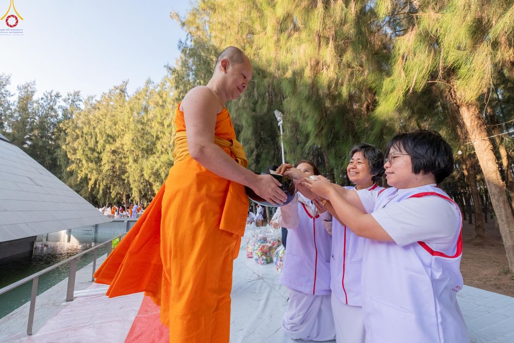 ภาพ No.289407:วันที่ 7 มกราคม พ.ศ. 2569 พิธีตักบาตรพระธรรมยาตรา ณ อนุสรณ์สถานลำดับที่ 1 สถานที่เกิดด้วยรูปกายเนื้อ อนุสรณ์สถานมหาวิหารพระมงคลเทพมุนี (โลตัสแลนด์) อ.สองพี่น้อง จ.สุพรรณบุรี ในโครงการธรรมยาตรา กตัญญูบูชา มหาปูชนียาจารย์ พระมงคลเทพมุนี(สด จนฺทสโร) พระผู้ป