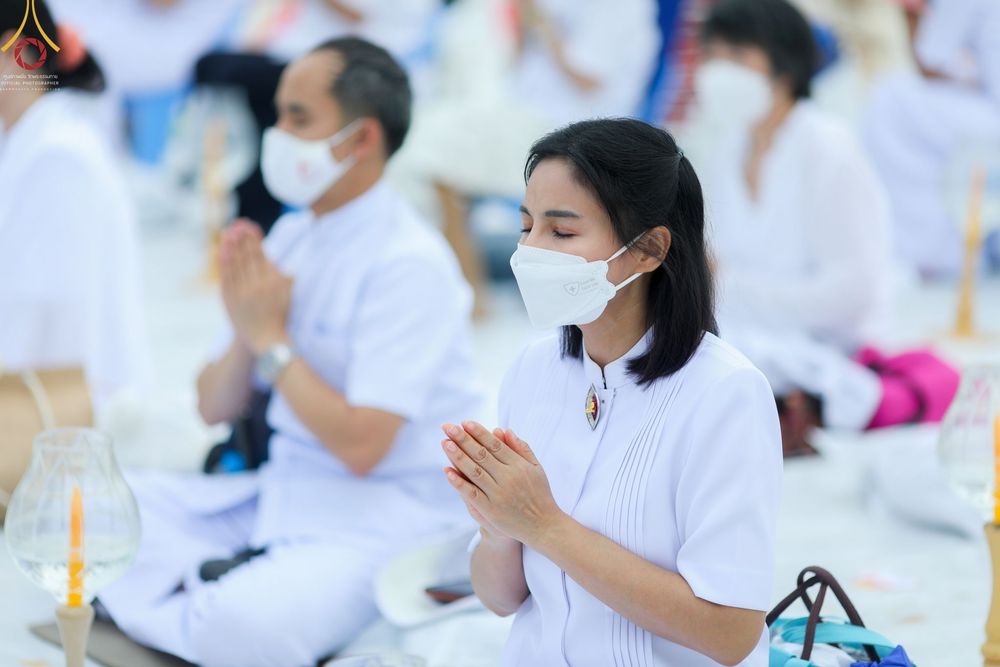 ภาพ No.70170:พิธีจุดประทีปถวายเป็นพุทธบูชา และบูชาธรรมมหาปูชนียาจารย์ ในโครงการธรรมยาตรากตัญญูบูชา มหาปูชนียาจารย์ พระมงคลเทพมุนี(สด จนฺทสโร) พระผู้ปราบมาร ปีที่ 11 ณ อนุสรณ์สถานลำดับที่ 2 สถานที่ตั้งมโนปณิธานบวชตลอดชีวิต อนุสรณ์สถานคลองบางนางแท่น อ.สามพราน จ.นครปฐม 
