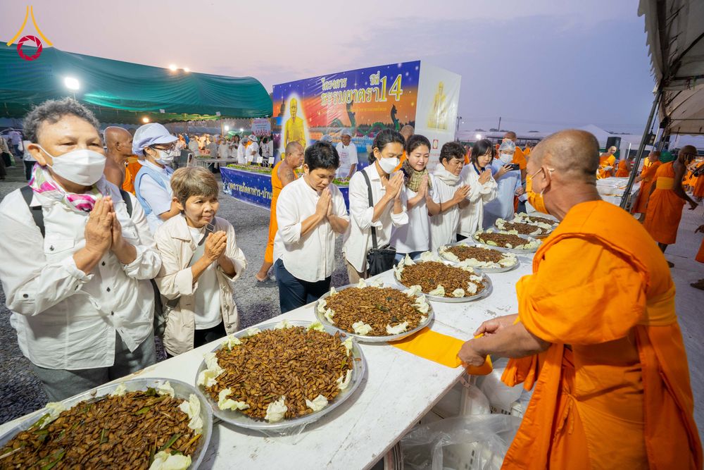 ภาพ No.299116:วันที่ 21 มกราคม พ.ศ. 2569 พิธีถวายภัตตาหารเป็นสังฆทาน แด่พระธรรมยาตรา ณ อนุสรณ์สถานบางปลา วัดบางปลา อำเภอบางเลน จังหวัดนครปฐม ในโครงการธรรมยาตรา กตัญญูบูชา มหาปูชนียาจารย์ พระมงคลเทพมุนี(สด จนฺทสโร) พระผู้ปราบมาร อนุสรณ์สถาน 7 แห่ง ปีที่ 14