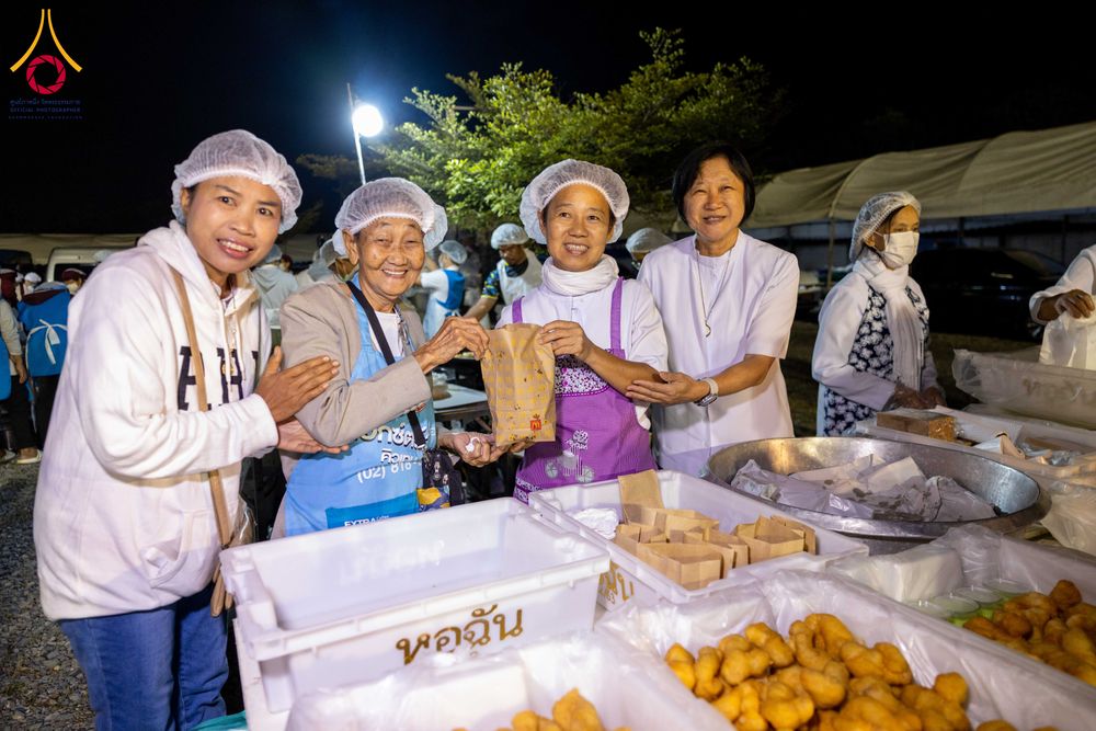 ภาพ No.294743:วันที่ 15 มกราคม พ.ศ. 2569 พิธีถวายภัตตาหารเป็นสังฆทาน แด่พระธรรมยาตรา ณ วัดโบสถ์บน ต.บางคูเวียง จ.นนทบุรี อนุสรณ์สถานลำดับที่ 4 สถานที่เกิดด้วยกายธรรม ในโครงการธรรมยาตรา กตัญญูบูชา มหาปูชนียาจารย์ พระมงคลเทพมุนี(สด จนฺทสโร) พระผู้ปราบมาร อนุสรณ์สถาน 7 แ