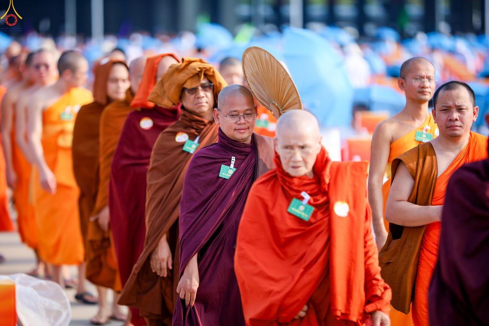 ภาพ No.324433:วันที่ 22 เมษายน พ.ศ.2569 (วันคุ้มครองโลก) งานถวายมหาสังฆทาน 40,000 กว่าวัดทั่วประเทศ บรรยากาศพระสังฆาธิการและสาธุชน  เดินทางเข้าลานธรรม วัดพระธรรมกาย