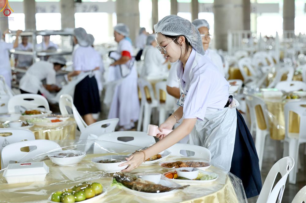 ภาพ No.323703:วันที่ 22 เมษายน พ.ศ.2569(วันคุ้มครองโลก) งานถวายมหาสังฆทาน 40,000 กว่าวัดทั่วประเทศ คณะสงฆ์ฉันภัตตาหารเพล