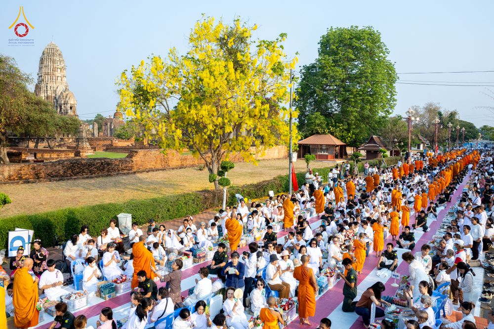 ภาพ No.318073:วันเสาร์ที่ 4 เมษายน พ.ศ. 2569 งานทำบุญเมืองใจกลางอยุธยา  ตักบาตรพระ 1,109 รูป ณ ถนนชีกุน หน้าวัดมหาธาตุ และวัดราชบูรณะ