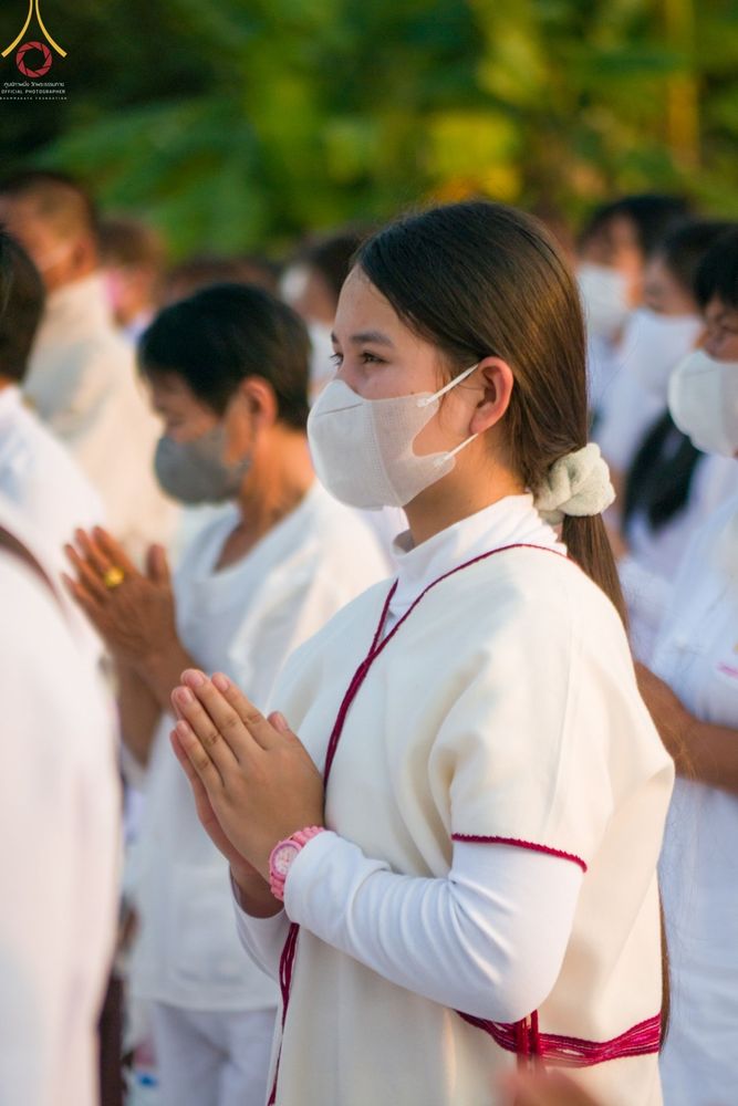 ภาพ No.71868:พิธีจุดประทีปถวายเป็นพุทธบูชา และบูชาธรรมมหาปูชนียาจารย์ ในโครงการธรรมยาตรากตัญญูบูชา มหาปูชนียาจารย์ พระมงคลเทพมุนี(สด จนฺทสโร) พระผู้ปราบมาร ปีที่ 11 ณ อนุสรณ์สถานลำดับที่ 3 สถานที่เกิดใหม่ในเพศสมณะ วัดสองพี่น้อง อ.สองพี่น้อง จ.สุพรรณบุรี วันที่ 17 มกร
