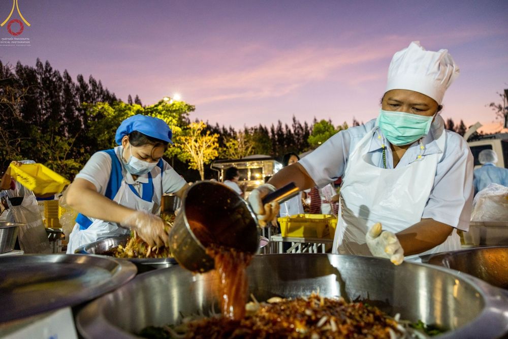 ภาพ No.71308:พิธีถวายภัตตาหารเป็นสังฆทาน แด่คณะพระธรรมยาตราฯ ในโครงการธรรมยาตรากตัญญูบูชา มหาปูชนียาจารย์ พระมงคลเทพมุนี(สด จนฺทสโร) พระผู้ปราบมาร อนุสรณ์สถาน 7 แห่ง ปีที่ 11 วันที่ 15 มกราคม พ.ศ. 2566