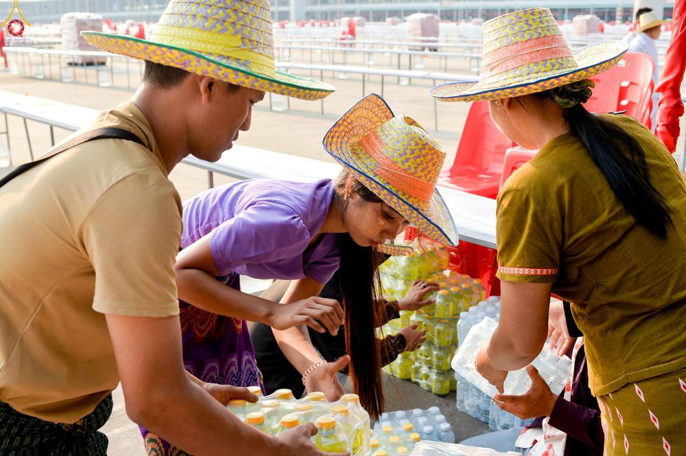 ภาพ No.323087:วันที่ 19 เมษายน พ.ศ.2569 การเรียงกล่องไทยธรรม , เตรียมงานจราจร เพื่องานถวายมหาสังฆทาน 40,000 กว่าวัดทั่วประเทศ วันคุ้มครองโลก 22 เมษายน พ.ศ.2569 วัดพระธรรมกาย